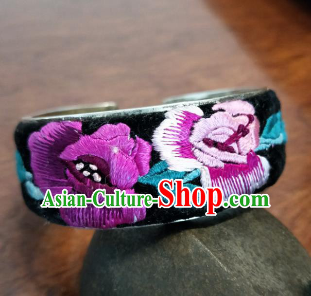 China Traditional Silver Accessories Miao Ethnic Bracelet Handmade National Embroidered Bangle China Traditional Silver Accessories Miao Ethnic Bracelet Handmade National Embroidered Bangle
