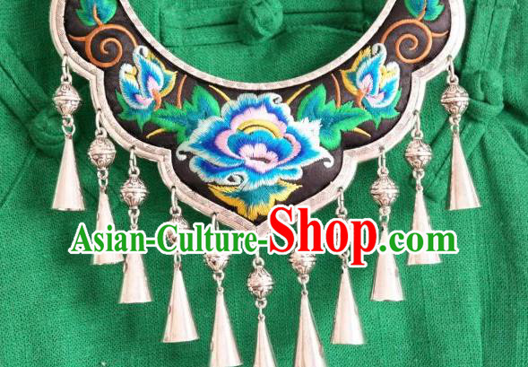 Handmade China Miao Ethnic Folk Dance Accessories National Silver Longevity Lock Embroidered Necklace Handmade China Miao Ethnic Folk Dance Accessories National Silver Longevity Lock Embroidered Necklace
