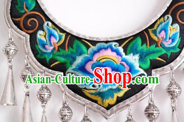 Handmade China Miao Ethnic Folk Dance Accessories National Silver Longevity Lock Embroidered Necklace Handmade China Miao Ethnic Folk Dance Accessories National Silver Longevity Lock Embroidered Necklace