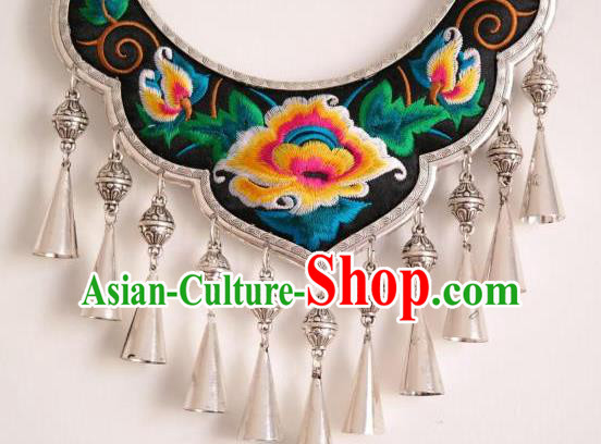 China National Silver Longevity Lock Handmade Embroidered Necklace Miao Ethnic Folk Dance Accessories