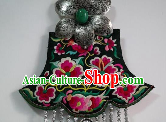 Traditional China Ethnic Embroidered Accessories Miao Nationality Green Tassel Jewelry Handmade Silver Necklace Traditional China Ethnic Embroidered Accessories Miao Nationality Green Tassel Jewelry Handmade Silver Necklace