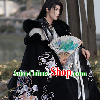 China Ancient Swordsman Cape Costume Traditional Ming Dynasty Noble Childe Embroidered Black Woolen Cloak for Men