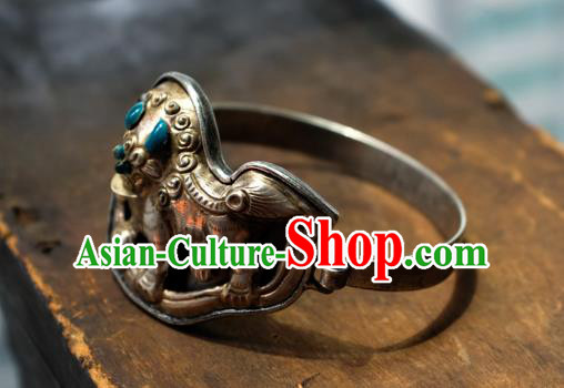 Chinese Handmade Bracelet Accessories Traditional Silver Carving Lion Jewelry Chinese Handmade Bracelet Accessories Traditional Silver Carving Lion Jewelry