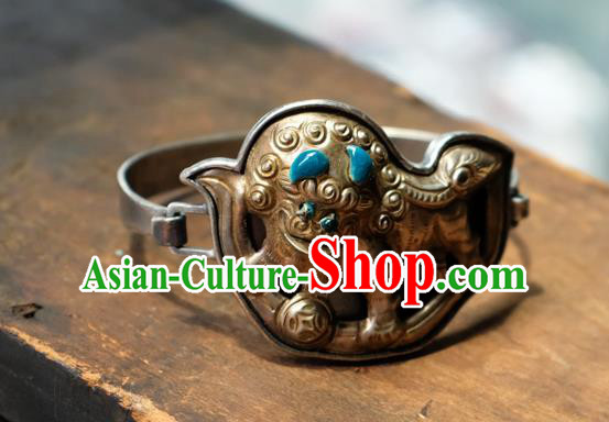 Chinese Handmade Bracelet Accessories Traditional Silver Carving Lion Jewelry Chinese Handmade Bracelet Accessories Traditional Silver Carving Lion Jewelry