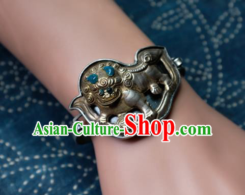 Chinese Handmade Bracelet Accessories Traditional Silver Carving Lion Jewelry Chinese Handmade Bracelet Accessories Traditional Silver Carving Lion Jewelry