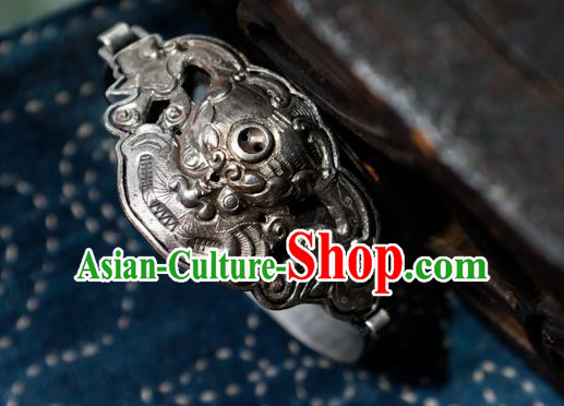 Chinese Handmade Silver Carving Tiger Bracelet Accessories Traditional Bangle Jewelry Chinese Handmade Silver Carving Tiger Bracelet Accessories Traditional Bangle Jewelry
