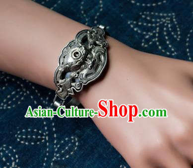 Chinese Handmade Silver Carving Tiger Bracelet Accessories Traditional Bangle Jewelry Chinese Handmade Silver Carving Tiger Bracelet Accessories Traditional Bangle Jewelry