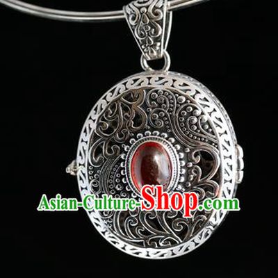 China Handmade Classical Accessories Traditional National Silver Carving Sachet Necklet Jewelry Garnet Necklace Pendant
