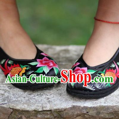 Chinese Handmade Embroidered Goldfish Black Shoes Hanfu Shoes Traditional National Shoes for Women