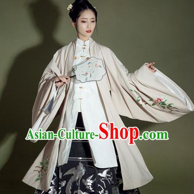 Chinese Ancient Patrician Lady Embroidered Cloak and Dress Traditional Ming Dynasty Royal Infanta Costume for Women