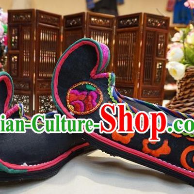 Traditional Chinese Handmade Ethnic Black Embroidered Shoes Yunnan National Shoes Wedding Shoes for Women