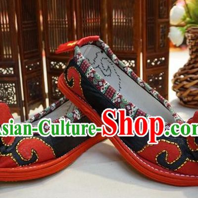 Traditional Chinese Handmade Ethnic Black Embroidered Shoes Yunnan National Shoes Wedding Shoes for Women