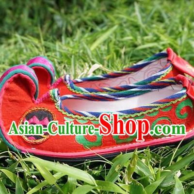 Traditional Chinese Handmade Ethnic Bride Red Shoes Yunnan National Shoes Wedding Embroidered Shoes for Women