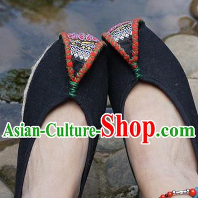 Traditional Chinese Yunnan Ethnic Black Embroidered Shoes Handmade National Shoes Hanfu Dress for Women