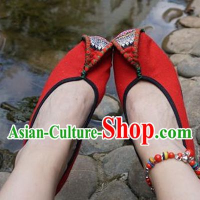 Traditional Chinese Yunnan Ethnic Red Embroidered Shoes Handmade National Shoes Hanfu Dress for Women
