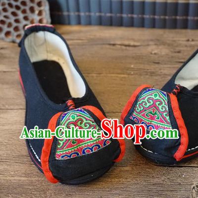 Traditional Chinese Yunnan Ethnic Embroidered Shoes Handmade National Black Shoes Hanfu Dress for Women