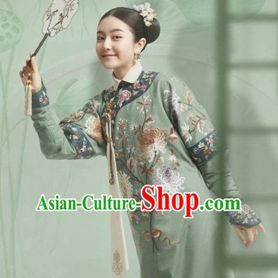 Chinese Ancient Garment Manchu Thirteen Rani Apparels Green Qipao Dress and Hair Accessories Drama Dreaming Back to the Qing Dynasty Ming Wei Costumes
