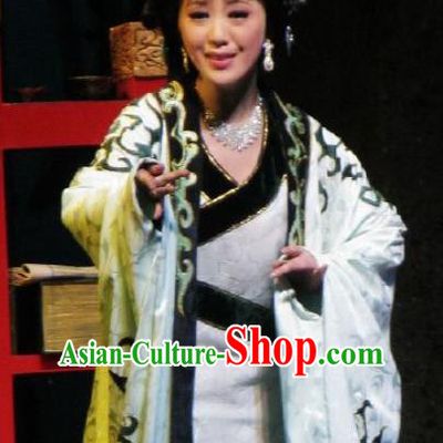 Chinese Kun Opera Actress White Hanfu Dress The Story of Pipa Peking Opera Garment Distress Maiden Zhang Wuniang Apparels Costumes and Headpieces