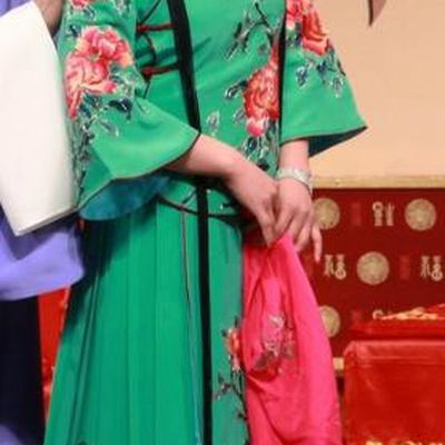 Chinese Beijing Opera Diva Green Apparels Costumes and Headdress Wu Long Yuan Traditional Peking Opera Consort Dress Young Female Yan Xijiao Garment