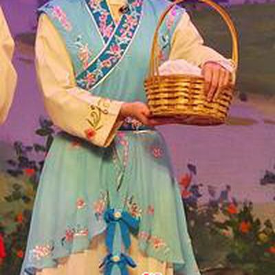 Chinese Cantonese Opera Hua Tan Garment Costumes and Headdress Traditional Guangdong Opera Young Beauty Apparels Village Girl Blue Dress