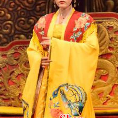 Chinese Cantonese Opera Hua Tan Garment Costumes and Headdress Traditional Guangdong Opera Princess Apparels Actress Dress
