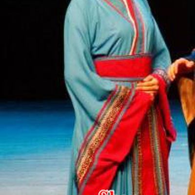 Chinese Historical Drama Ballast Stone Ancient Dame Garment Costumes Traditional Stage Show Actress Dress Three Kingdoms Period Madame Apparels and Headpieces