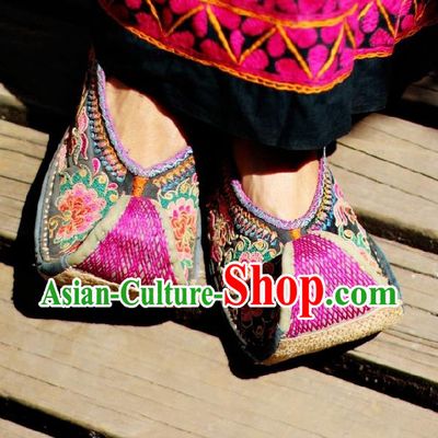 Asian Chinese National Shoes Handmade Embroidery Cloth Shoes Embroidered Shoes Traditional Yunnan Ethnic Shoes for Women