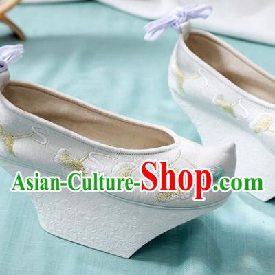 Chinese Qing Dynasty Court Lady White Satin Saucers Shoes Ancient Princess Embroidery Ginkgo Leaf Shoes Traditional Embroidered Shoes Handmade Hanfu Shoes