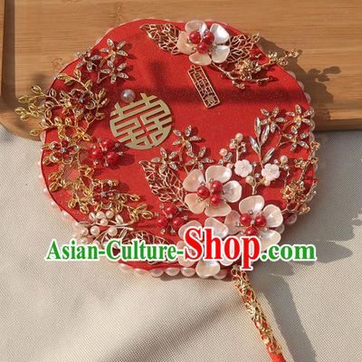 China Handmade Wedding Red Palace Fan Classical Dance Pearls Silk Fan Traditional Bride Shell Flowers Fan