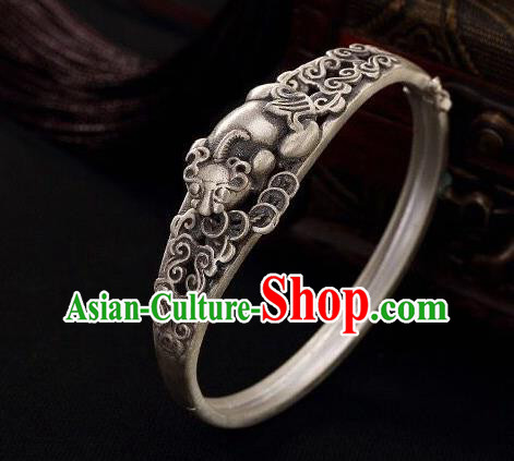 China Handmade Silver Carving Pi Xiu Bracelet Traditional Wristlet Bangle Jewelry China Handmade Silver Carving Pi Xiu Bracelet Traditional Wristlet Bangle Jewelry