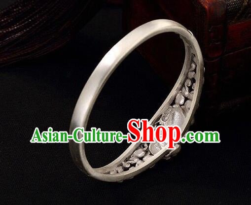 China Handmade Silver Carving Pi Xiu Bracelet Traditional Wristlet Bangle Jewelry China Handmade Silver Carving Pi Xiu Bracelet Traditional Wristlet Bangle Jewelry