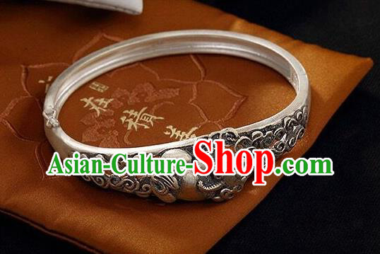 China Handmade Silver Carving Pi Xiu Bracelet Traditional Wristlet Bangle Jewelry China Handmade Silver Carving Pi Xiu Bracelet Traditional Wristlet Bangle Jewelry