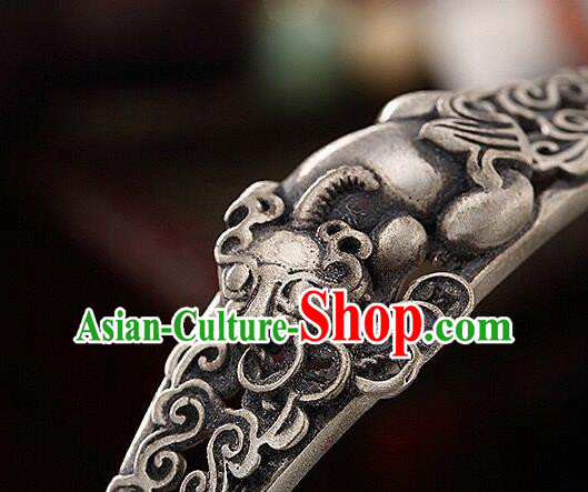 China Handmade Silver Carving Pi Xiu Bracelet Traditional Wristlet Bangle Jewelry China Handmade Silver Carving Pi Xiu Bracelet Traditional Wristlet Bangle Jewelry
