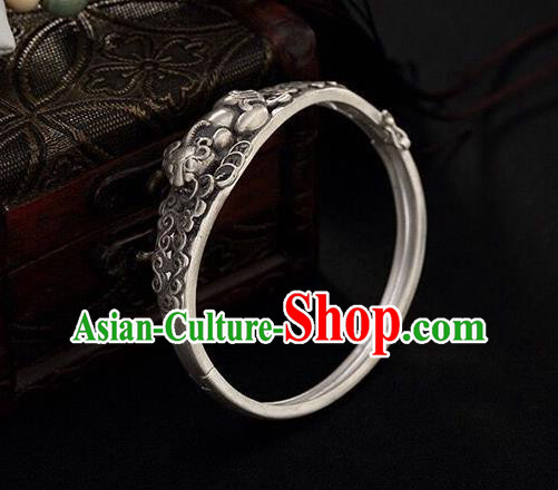 China Handmade Silver Carving Pi Xiu Bracelet Traditional Wristlet Bangle Jewelry China Handmade Silver Carving Pi Xiu Bracelet Traditional Wristlet Bangle Jewelry