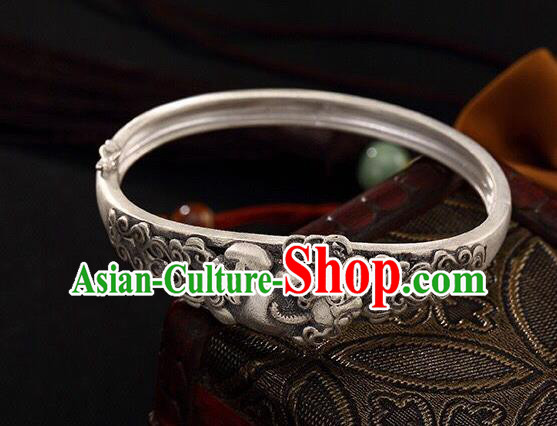 China Handmade Silver Carving Pi Xiu Bracelet Traditional Wristlet Bangle Jewelry China Handmade Silver Carving Pi Xiu Bracelet Traditional Wristlet Bangle Jewelry