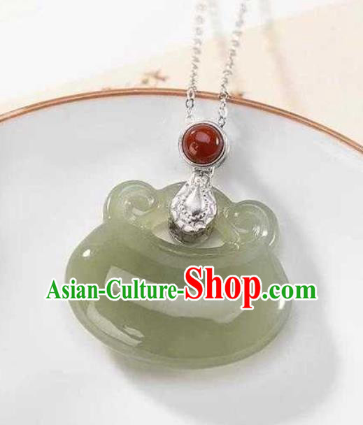 China Classical Cheongsam Coral Accessories Traditional Hetian Jade Lock Necklace China Classical Cheongsam Coral Accessories Traditional Hetian Jade Lock Necklace