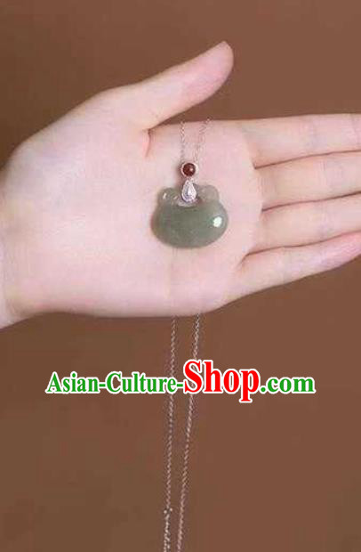 China Classical Cheongsam Coral Accessories Traditional Hetian Jade Lock Necklace China Classical Cheongsam Coral Accessories Traditional Hetian Jade Lock Necklace