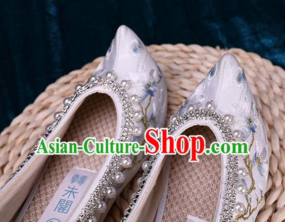 Chinese Handmade Pearls Shoes Ancient Princess White Satin Shoes Traditional Embroidered Mangnolia Shoes Chinese Handmade Pearls Shoes Ancient Princess White Satin Shoes Traditional Embroidered Mangnolia Shoes