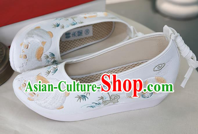 Chinese Traditional Ming Dynasty Shoes Ancient Princess Shoes Embroidered White Shoes Chinese Traditional Ming Dynasty Shoes Ancient Princess Shoes Embroidered White Shoes