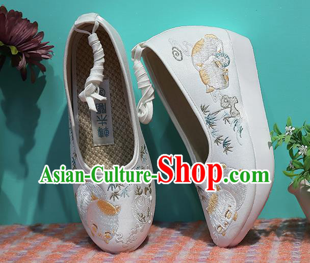 Chinese Traditional Ming Dynasty Shoes Ancient Princess Shoes Embroidered White Shoes Chinese Traditional Ming Dynasty Shoes Ancient Princess Shoes Embroidered White Shoes