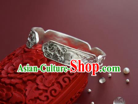 China Traditional National Carving Squirrel Grape Bangle Jewelry Handmade Silver Bracelet Accessories China Traditional National Carving Squirrel Grape Bangle Jewelry Handmade Silver Bracelet Accessories