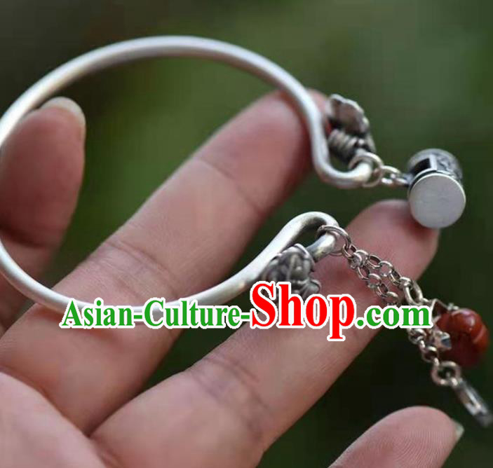 China Handmade Silver Lock Bracelet Traditional Jewelry Accessories National Agate Tassel Bangle China Handmade Silver Lock Bracelet Traditional Jewelry Accessories National Agate Tassel Bangle