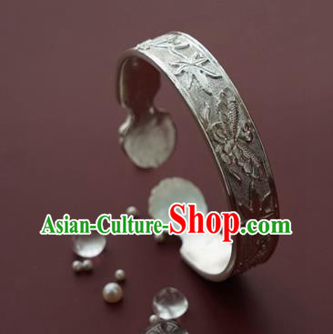 China Handmade Silver Carving Butterfly Bracelet Traditional National Bangle Jewelry Accessories China Handmade Silver Carving Butterfly Bracelet Traditional National Bangle Jewelry Accessories