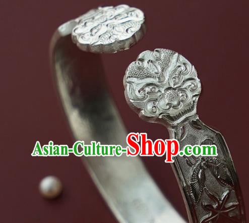 China Handmade Silver Carving Butterfly Bracelet Traditional National Bangle Jewelry Accessories China Handmade Silver Carving Butterfly Bracelet Traditional National Bangle Jewelry Accessories