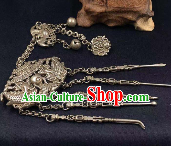 Chinese Handmade Carving Fishes Brooch Classical Ethnic Accessories National Silver Pendant Jewelry Chinese Handmade Carving Fishes Brooch Classical Ethnic Accessories National Silver Pendant Jewelry