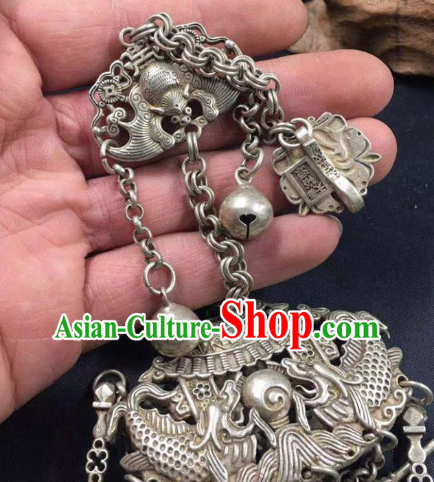Chinese Handmade Carving Fishes Brooch Classical Ethnic Accessories National Silver Pendant Jewelry Chinese Handmade Carving Fishes Brooch Classical Ethnic Accessories National Silver Pendant Jewelry