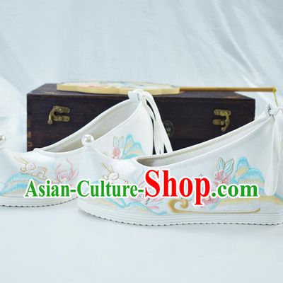 China National White Embroidered Shoes Traditional Ming Dynasty Hanfu Shoes Ancient Princess Shoes