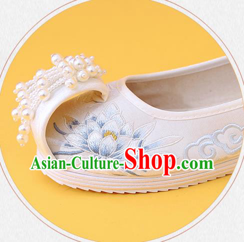 China Classical Beads Tassel Shoes Embroidered Epiphyllum Shoes Traditional National Shoes China Classical Beads Tassel Shoes Embroidered Epiphyllum Shoes Traditional National Shoes