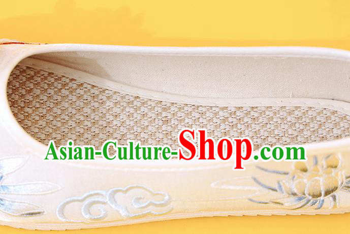 China Classical Beads Tassel Shoes Embroidered Epiphyllum Shoes Traditional National Shoes China Classical Beads Tassel Shoes Embroidered Epiphyllum Shoes Traditional National Shoes