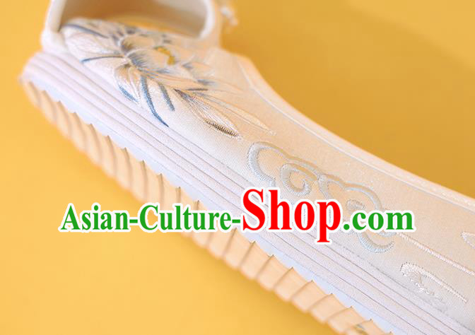 China Classical Beads Tassel Shoes Embroidered Epiphyllum Shoes Traditional National Shoes China Classical Beads Tassel Shoes Embroidered Epiphyllum Shoes Traditional National Shoes